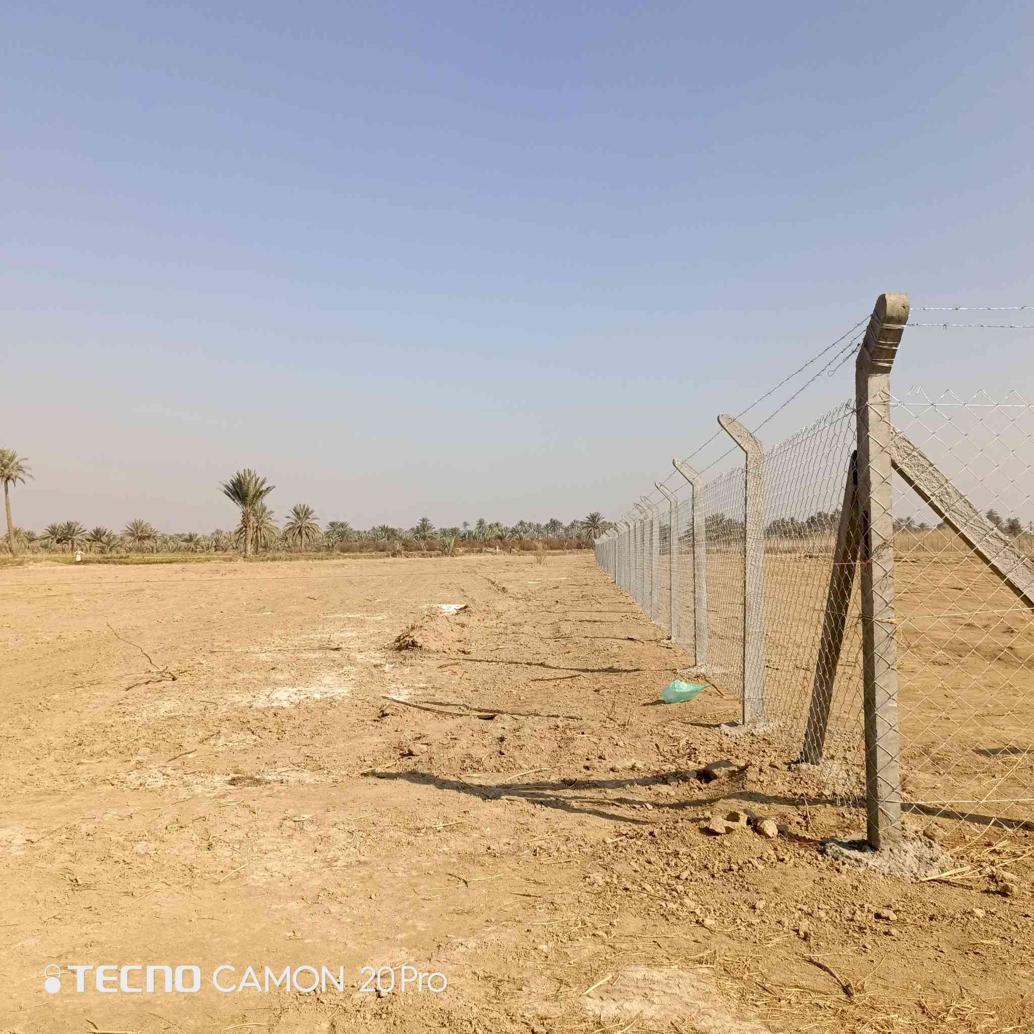 السلام عليكم قطعه ارض للبيع مساحتها 1700متر سند زراعي 25 قطعه مدفونه وكامله كهرباء طوارئ تحويل مباشر  شارع عريض 8متر  عنوانه كربلاء طوريج الخيرات أبو رويه لاستفسار ***********
