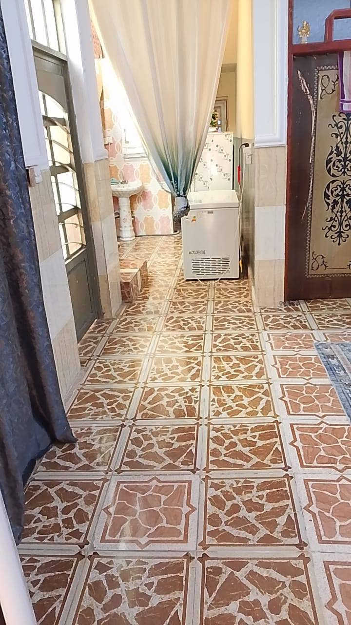 السلام عليكم بيت للبيع مساحته 150 بالجولان يم جامع سراج المنير. متكون من غرفه وصاله ومطبخ واستقبال ومناور اثنين + صحيات وبيتونه زغيره سعر(70) وبيه مجال رقم تلفون (***********)
