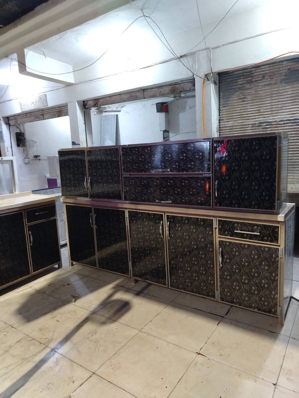 للبيع كونتر ارضى ملحق مترين نص نضيف سنك متر ٣٠ سم كرانيت  سعر ٣٢٠ بي مجال *********** اسيا *********** مكان رشيديه
