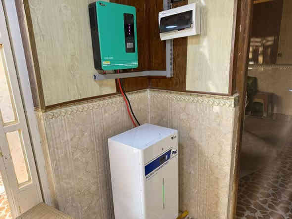 يتوفر نظام الدفع بالنقد أو الأقساط
مواد من احسن المناشىء وضمان حقيقي 

تم بحمد الله تجهيز و تنصيب منظومة طاقة شمسية في قرية شكراً في قضاء الشرقاط. 
          
تجهز المنظومة للمنزل ب 20 امبير نهاراً و 15 أمبير ليلاً(بالتناوب مع الوطني) 

مكونات المنظومة: 
¶  10 الواح نوع جينكو 585  واط ذات وجهين ذات كفائة عالية بضمان  10 سنة تم تثبيت الالواح على هيكل معدني مصنوع من الحديد المغلون المقاوم للصدئ. 
¶ جهاز انفيرتر  حجم 6 كيلو واط  بضمان سنة. 
¶  بطارية ليثيوم 15 كيلو واط-ساعة بضمان 5 سنوات. 
¶ لوحة توزيع وقواطع دورة مع جوزات ذكية.
¶ كونتكتر تحويل آلي بين الوطنية والطاقة الشمسية. 
¶ كيبلات خاصة بالتيار المستمر والتيار المتناوب. 
مع اجهزة حماية للمنظومه

العنوان: السوق الجديد- قرب مطعم قصة - الشرقاط - صلاح الدين

يمكنكم التواصل معنا على الارقام التالية:
*********** / ***********
واتساب وتلكرام: ***********
انستكرام: adwaa_comp
#أضواء_للطاقة_الشمسية_الشرقاط_صلاح_الدين
