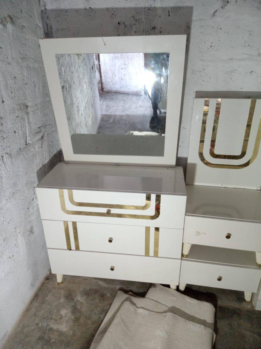 غرفه نوم 10 قطع
للبيع مستخدمه قليل
***********
L
