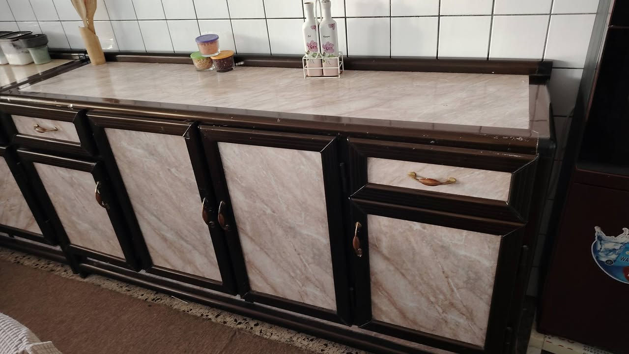 السلام عليكم عندي تخم عشر مقاعد مع زوليه نفس اللون السعر 200 وبي مجال وكاونترات سعر 125 للاستفسار ع الرقم ***********
