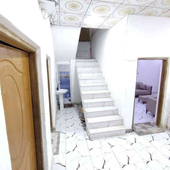 بيت للبيع 
 مساحة الارض 200 م ومساحة البناء 130 متر
طابو زراعي اصولي ونسخة من الطابو الاصلي
علما المالك سهم بالطابو
طابق واحد ونظيف جدا تجي وتشوف بعينك ويحتوي على 
تفاصيل البيت 
2 غرف منام 5×4 +ديوانيه +موزع 3×6
مطبخ +صحيات داخليه منفصلات 
طارمه كبيرة +وكراج يسع سيارتين
بتلو طابوق متر +رباط ارضي
رباط داير مداير البيت 
السقف كونكريت مسلح
 العنوان / البصرة شط العرب .الجزيرة. باب الهوى قريب على المجمع الطبي يبعد عن الشارع العام 700 م  
السوك قريب وسناتر خير من الله 
مخابز وافران قريبه
السعر / 70 مليون وبي مجال 
واتساب فقط 
***********
