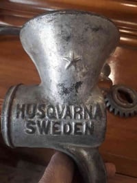 مكينة لحم يدويه صناعه سويديه مع كل ملحقاتها غير مستخدمه متروكه العنوان...