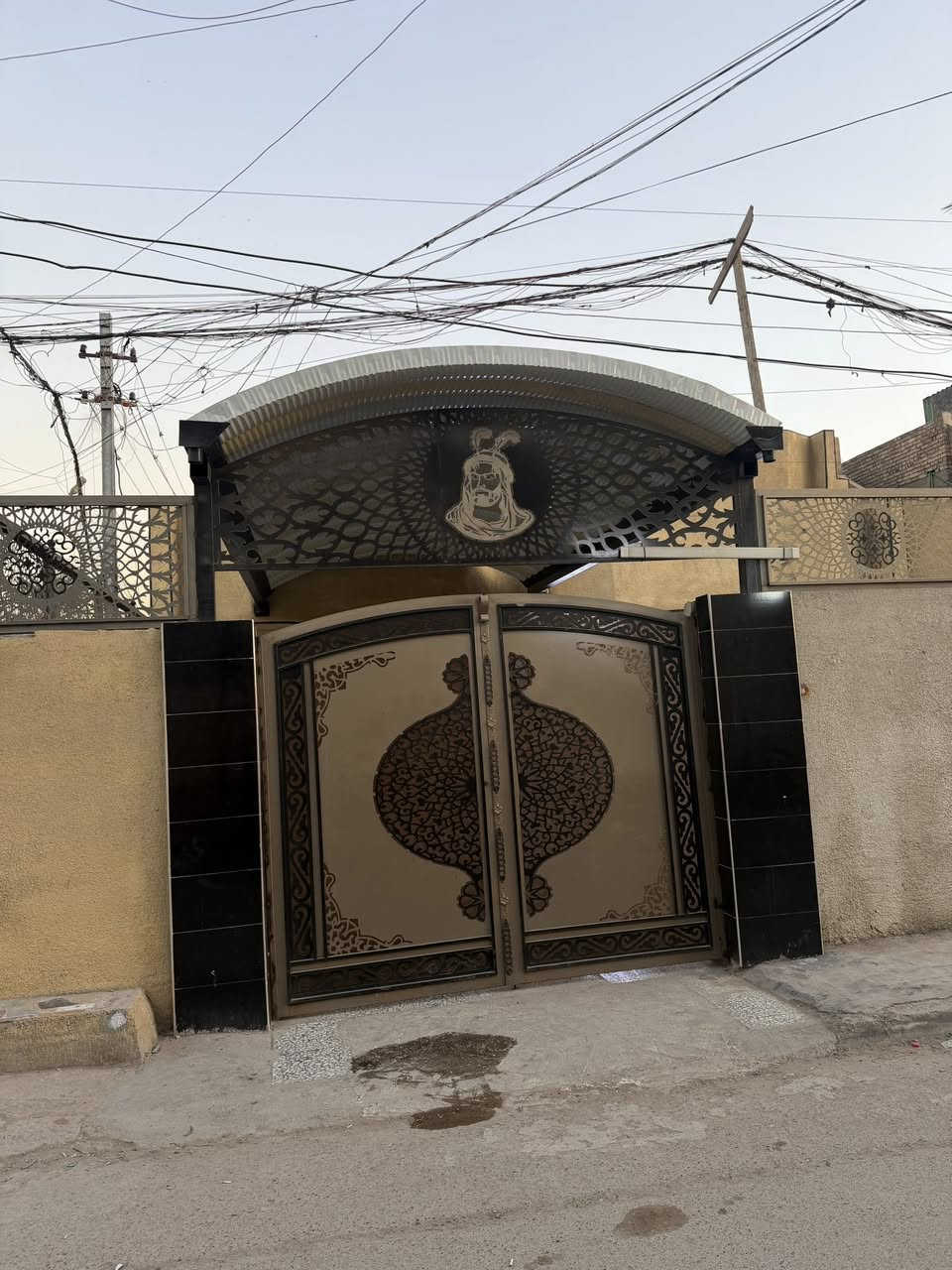 يا الله سلام عليكم. بيت البيع المساحه300مربع15في20    لبيت ركن عل شارع الخدمي  العنوان الورفلي مقابيل جامع المصطفي بناء95ترميم جديد2025كراج جبير وحديقه وستقبال وصاله ومطبخ وغرفتين جوه وملحقات البيت وفوك صاله جبيره وغرفتين نوم الاستفسار  عل رقم*********** وتساب موجود
