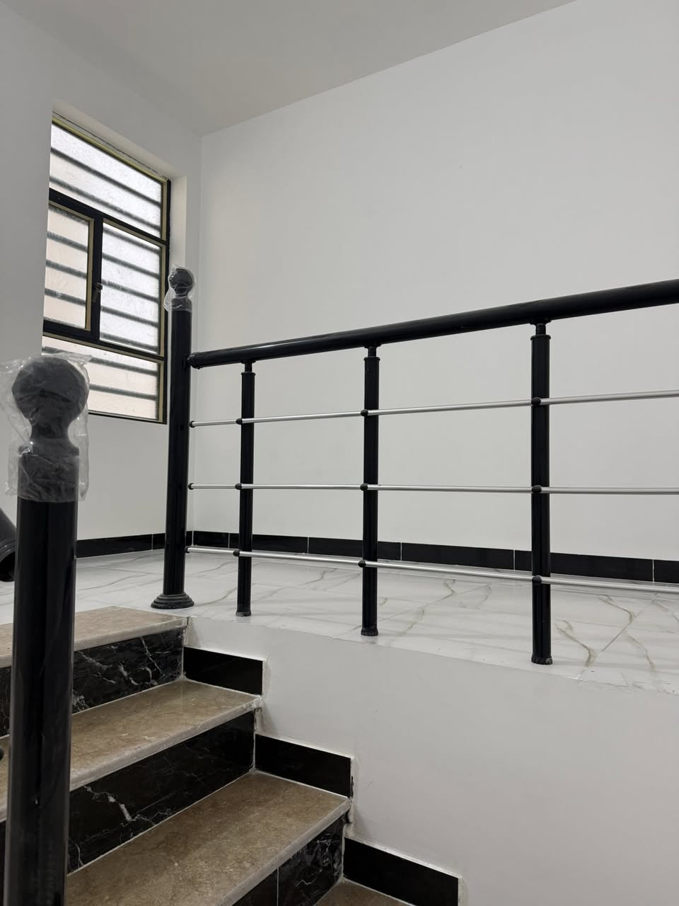 دارين لبيع بناء حديث
مساحة كل دار ٦٥ متر 
يحتوي كل دار على ثلاثة غرف نوم 
العنوان شارع سليم مجاور اسواق النبأ العظيم 
لاستفسار ***********
وات ساب ***********
