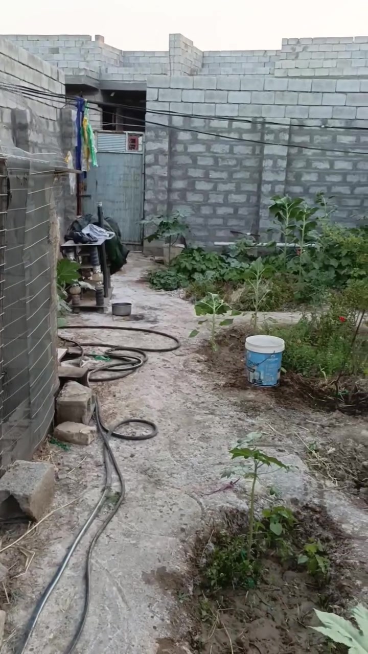 بهرز نهايت حي الشرطه اقويج تقع على شارعين كل شارع 8 مترواكهرباء وامي على شارعين مساحه 270 متر. ***********   سعر33 مليون وأبيه مجال
