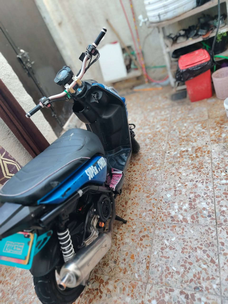 السلام عليكم  الدراجه لبيع الدراجه مزوده تزويد خارجي شوفت عينك السعر ٩٥٠ وبيه مجال العنوان نجف الشرف الرقم ***********
