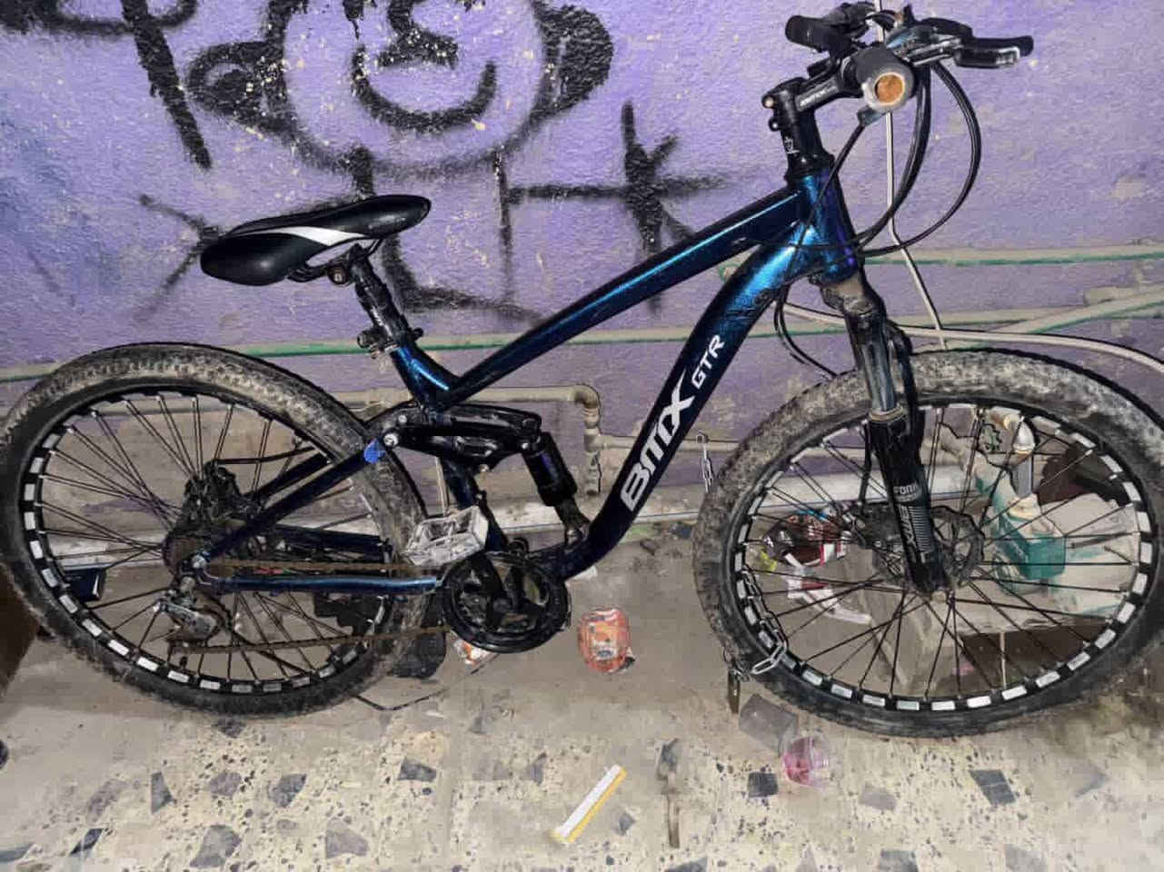 بايسكل جبلي BMX GTR (فول دبل) 🚲
المواصفات 

الماركة BMX GTR الأصلي بايسكل خشن وحمل 

الدبلات فول سسبنشن (دبلات أمامية + دبل خلفي نوع JUXIN) يمتص المطبات امتصاص مريح جداً بالسياقة 

البريكات نظام ديسك بريك (ديسكات) أمامي وخلفي قوية جداً

سرعات أمامية وخلفية شغالة (محتاج بس تزييت بسيط للزنجيل).

•الإطارات نقشتها جبلية خشنة مخصصة للطين وللمناطق الوعرة ومقاومة للانزلاق 

الحالة البايسكل نظيف وشغال وما بي أي نقص قوي بس يحتاج غسلة وتزييت ويطلع يلمع 

السعر125وبي مجال للشراي وماراح نقصر وياه 

للتواصل خاص او الاتصال على الرقم+9647822941465
