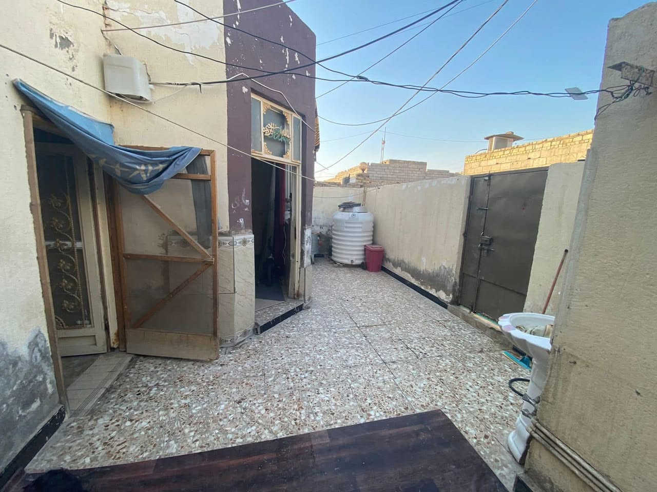 دار للبيع منطقة ال معالي زراعي مكاتبه اسهم
#المساحه/150
#يتكون/ غرفتين صاله مطبغ برانيه حمامات داخليه خارجيه 
قريب لسايدين ال معالي
#السعر/25مليون
***********
