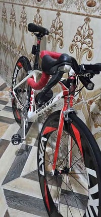 السلام وعليكم معروضه للبيع دراجه فول كاربون اصليه وزن8 شركت جيانت استم...