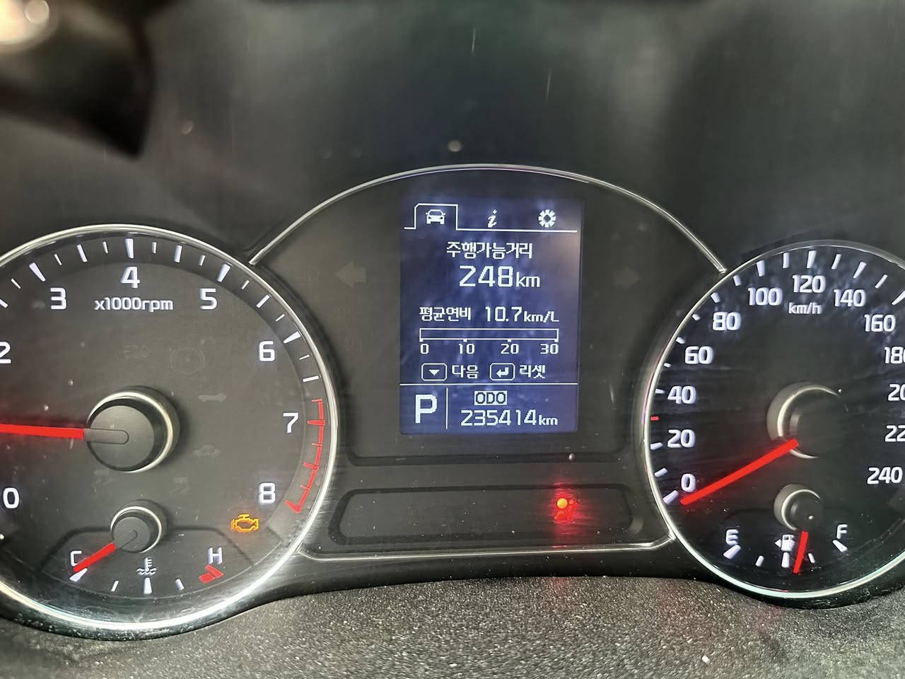 سلام عليكم K3 (ادوات ابيع) موديل 2016 السياره نضيفه مال مره مطخطخه فقط والسياره كلشي مبدل بيها جديد وفول مواصفات للاخير عده الفتحه 
كامره
تدفه كشنات
تدفئه ستيرن
كشنات جلد 
مري اوتماتيكي 
ترحيب عند اقتراب البصمه 
بصمه
السيارة حلوه ومداريها 
55 السعر
***********
