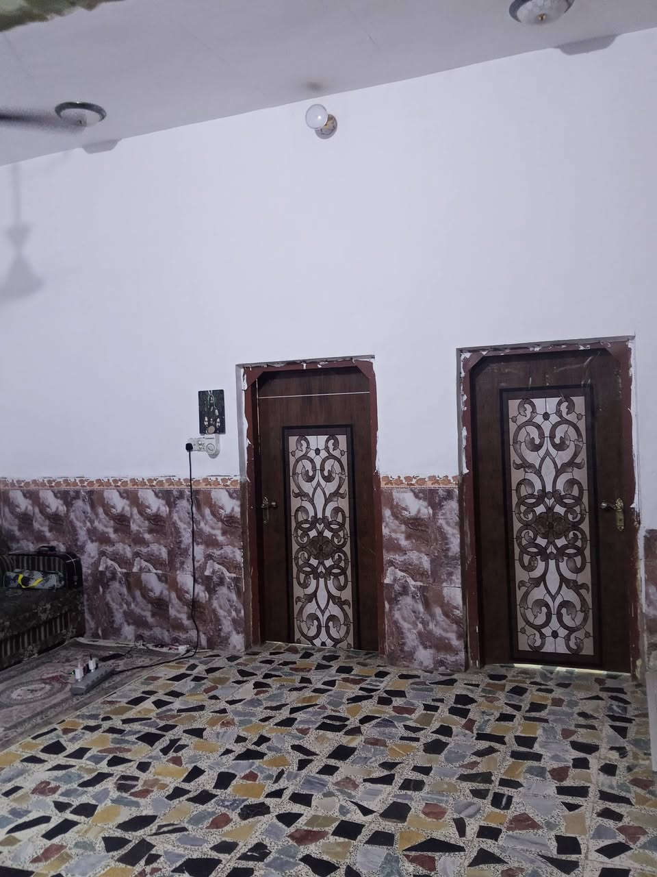 السلام عليكم بيت للبيع مكانه حي السيدة زينب شارع الحوراء مقابل مستشفى الحوراء البيت عله شارعين مساحته 180 بل طابو 150 باقي التفاصيل عله هاذ الرقم اتصل لا تراسلني.***********
