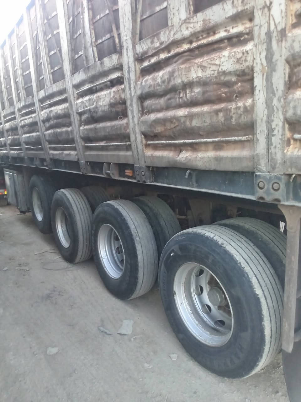 السلام عليكم عربانه للبيع الطول 12  وربع
ارتفاع الصفائح 190 حداديه دنكير 4صيني
شاصي حدادي 16. عنوان بغداد كاظميه
*********** السعر 95
