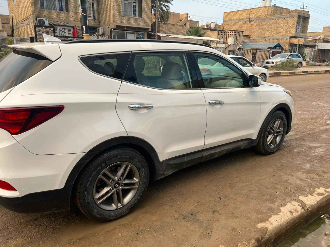 سلام عليكم سياره سنتافي موديل 17 وارد امريكي فول مواصفات للخير السياره كاميرات رادارات شاشه كبيره حادثها بسيط جاملغ الامامي والسونار موجود مستعجل على بيعها سعر 160 قابله لتفاوض  مكان الشطره ***********
