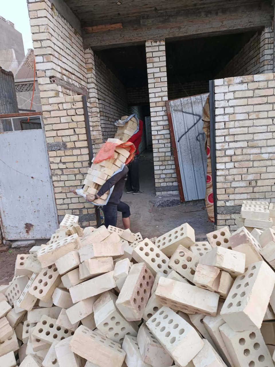 تصعيد مواد على الظهر كافه مواد البناء ***********
