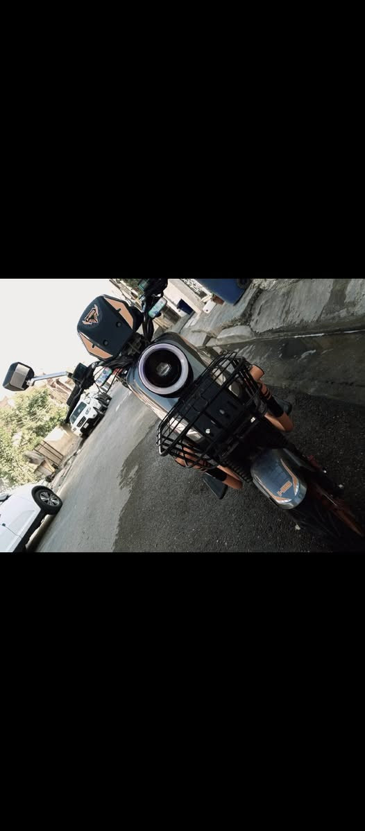 دراجه شحن للبيع 
سلام عليكم دراجه شحن للبيع النوع ( H900) موديل 2025 مكفوله من أي عطل استخدام فقط 4 أشهر سرعتها 99 وهمي (65) حقيقي مع الوزن بيها سويجين وبصمه عن بعد ملفها 2000 حقيقي مع شاحنه اصليه من الشركه وبيها أيضا انوار زينه و 5 باتريات تطول وياك 3 ساعات مشي مع الوزن وبيها 4 نمر مناسبه لجميع الاعمار( سعرها 350 الف )
الرقم للتواصل *********** مكاني بغداد الشعب @إشارة
