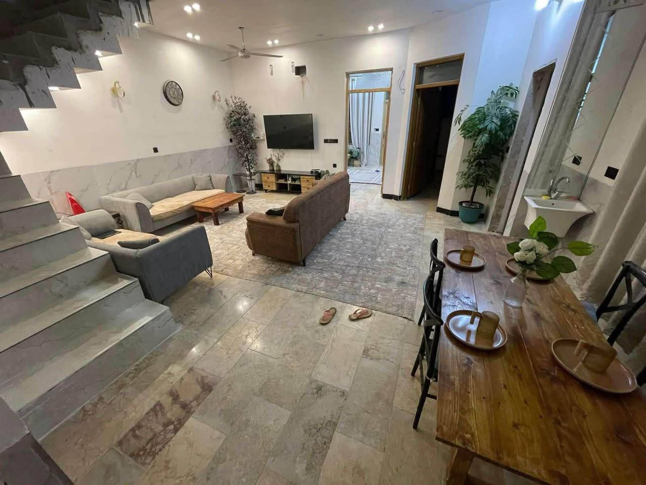 ملاحظه مهمه الدار بناء فول درجة اولى ارضية مرمر وكهرباء من احدث وافضل الانواع شغل شركة هندسية اختصاص وماء ومجاري من احدث وافضل الانواع وموقع حلو ومرتب وشارع عريض رصيف جديد البيت بناء سنة 2024 حديث بغداد, العراق


**إذا كنت صاحب هذا الإعلان وتريد حذفه لأي سبب، رجاءا أرسل رسالة إلى الدعم الفني**