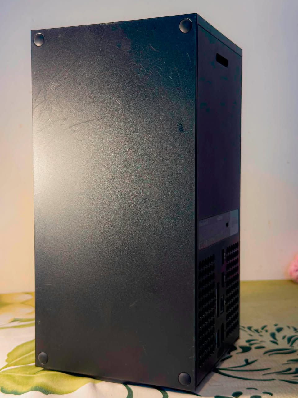Xbox series X 2024
الجهاز نظيف استعمال قليل 
يباع مع كامل المجموعة 
. + جويستك من ماركة starfiled , سعرها 125-140 الف دينار 
موصفات:

* المعالج (CPU): معالج AMD Zen 2 مخصص، 8 أنوية، بتردد يصل إلى 3.8 GHz.
* معالج الرسوميات (GPU): AMD RDNA 2 بقوة 12 تيرافلوب، مع 52 وحدة معالجة.
* الذاكرة (RAM): 16 جيجابايت GDDR6.
* التخزين: 1 تيرابايت SSD NVMe فائق السرعة (حوالي 802 جيجابايت متاحة للمستخدم بعد النظام).
* دقة العرض: حتى 4K Ultra HD أصلي، مع دعم 8K للوسائط وبعض الاستخدامات.
* معدل الإطارات: حتى 120 إطارًا في الثانية (120 FPS) في الألعاب المدعومة.
* تقنية تتبع الأشعة (Ray Tracing): مدعومة على مستوى العتاد.
* تقنية Quick Resume: التنقل السريع بين عدة ألعاب دون فقدان التقدم.
* دعم HDR: يدعم HDR10 وDolby Vision Gaming على الشاشات المتوافقة.
* الصوت: يدعم Dolby Atmos وDTS:X لتجربة صوت محيطي.
* محرك أقراص: قارئ Blu-ray 4K UHD للألعاب والأفلام.
* التوافق مع الأجيال السابقة: يشغل آلاف ألعاب Xbox One، والعديد من ألعاب Xbox 360 وXbox الأصلية.
* تقنيات تحسين الأداء: يدعم Variable Refresh Rate (VRR) وAuto Low Latency Mode (ALLM).
* المنافذ:
    * منفذ HDMI 2.1.
    * 3 منافذ USB 3.1.
    * منفذ Ethernet.
    * منفذ توسيع التخزين (Storage Expansion Card).

الموقع كربلاء : السعر يبدأ من 900 الف 
وتساب ***********
