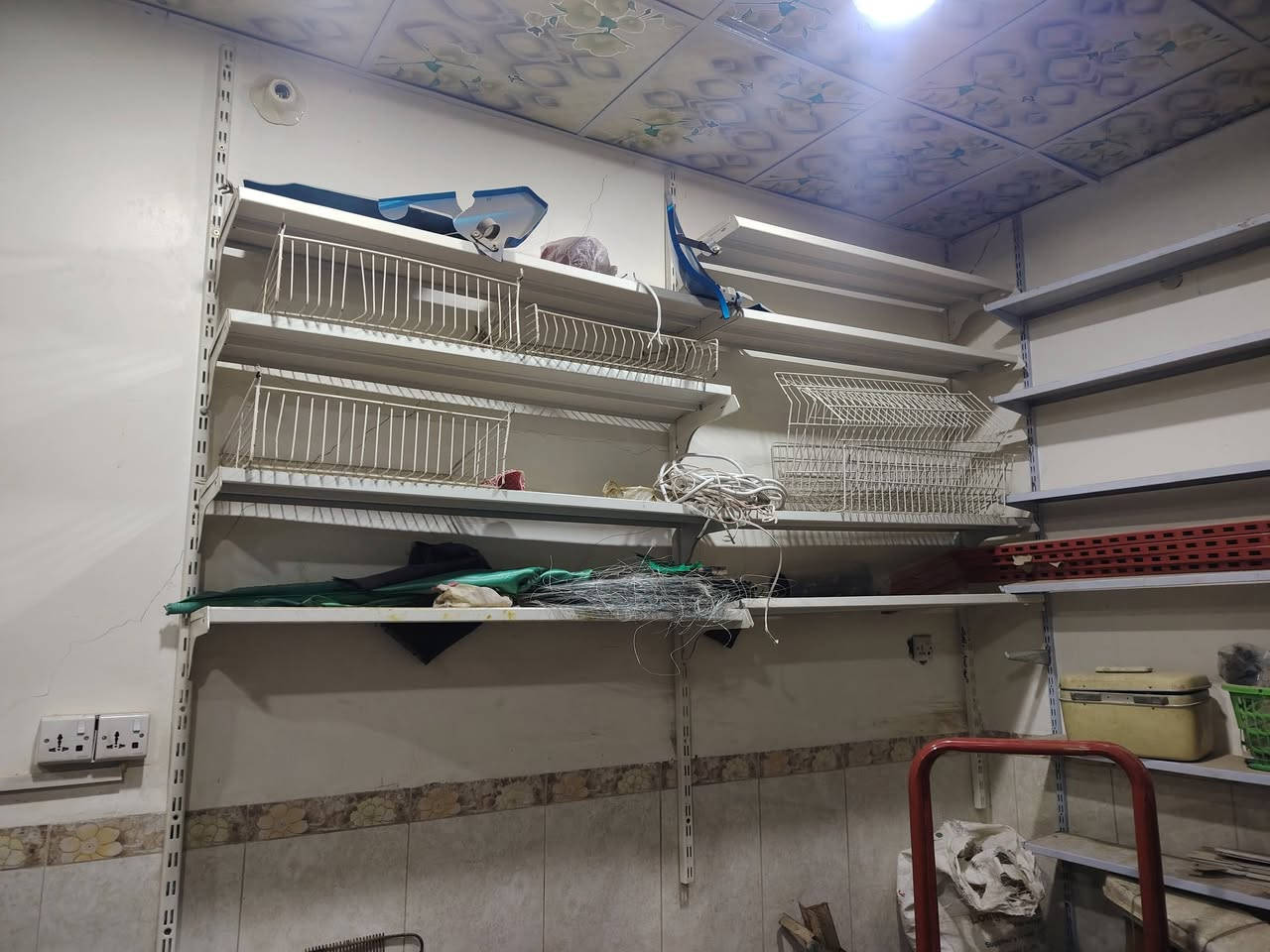 سلام عليكم من رخصت الاًدمن المحترم.  اخوام رفوف محل كاملات+ سلات جبس عدد (4) بردت هواء مال باب جديده طك كارتون..  ( عنوان كوت طشاش شارع المختار) 

ما متواجد خاص اي ستفسار عل رقم الهاتف (***********)
