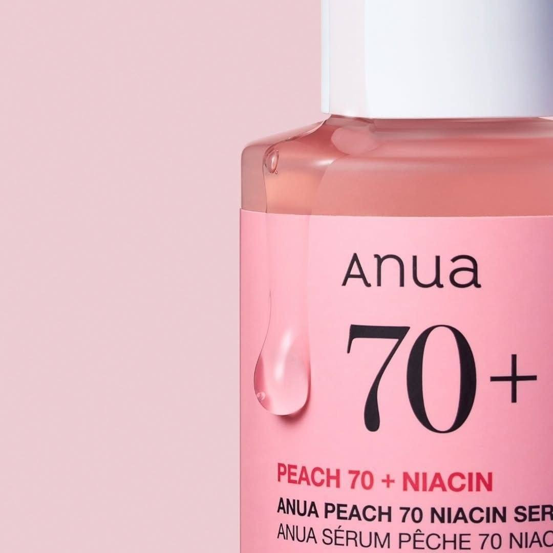 ✨سيروم انوا الكوري Anua Peach 70+ Niacin  للعناية بالبشرة مصمم خصيصاً للمساعدة في تفتيح البشرة الباهتة، توحيد لونها، وترطيبها بعمق. يحتوي السيروم على مكونات نشطة رئيسية مثل النياسيناميد (فيتامين B3) ومستخلص فاكهة الخوخ. 
✅الفوائد :-
✔️ يحتوي السيروم على 70% من مستخلص الخوخ وثلاثة أنواع من حمض الهيالورونيك وفيتامين B12، مما يوفر ترطيباً فورياً ومكثفاً للبشرة.
✔️ يساعد النياسيناميد بنسبة 5% في تقليل ظهور فرط التصبغ والبقع الداكنة وتفاوت لون البشرة، مما يمنحها إشراقة صحية.
✔️ يعمل "مركب زبادي الخوخ" (Peach Yogurt Complex)، الذي يحتوي على مستخلص زهرة الخوخ وبيتائين ساليسيلات، على تقشير البشرة بلطف وإزالة خلايا الجلد الميتة وتنقية المسام، مما يجعل ملمس البشرة أنعم.
✔️ تركيبته خفيفة وسريعة الامتصاص ولا تترك طبقة دهنية، مما يجعله مناسباً للبشرة الجافة والدهنية والمختلطة والحساسة والمعرضة لحب الشباب.
✔️ السيروم غني بالفيتامينات ومضادات الأكسدة التي تساعد في حماية حاجز البشرة من العوامل البيئية الضارة وتعزيز تجدد الخلايا.
#الاصلي المنشأ كوريا 🇰🇷
يوجد لدينا توصيل الجميع محافظات العراق✔️✔️


**إذا كنت صاحب هذا الإعلان وتريد حذفه لأي سبب، رجاءا أرسل رسالة إلى الدعم الفني**