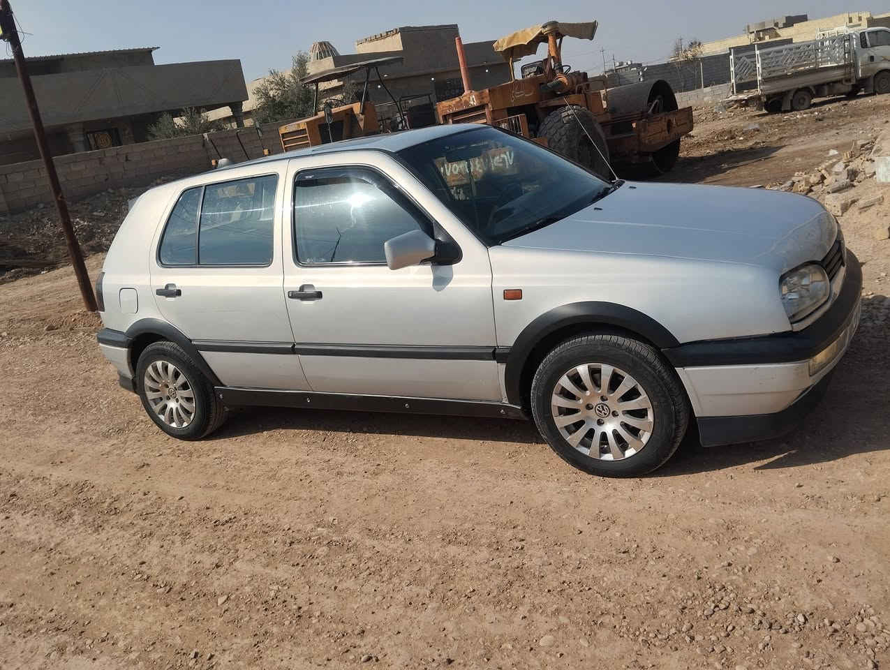 كولف 1993 سياره على وضع الشركه خير من الله ..ترايك وين متريد تروح..مكينه 2000كير عادي..السياره باسمي وداخله هزه ..يعني بنص نهار نروح نبصم ..سياره كلشي مانقصها خير من الله ..العنوان بغداد السياحي ..منطقة السعاده ..السعر ..37وبيها مجال ..مستعجل على بيعتها ..وهذ رقمي..***********
