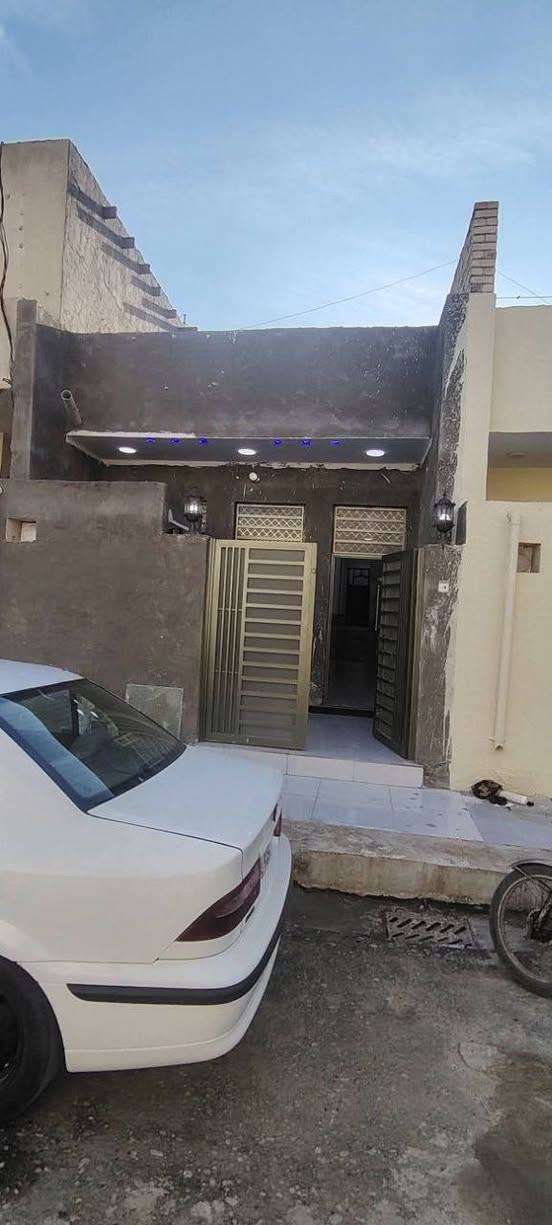 دار ١٠٠م حي الغدير خلف شارع ٣٠ خلف المدرسه الصينيه بناء حديث شغل راقي جاهز للسكن طابق واحد مسلح ***********
