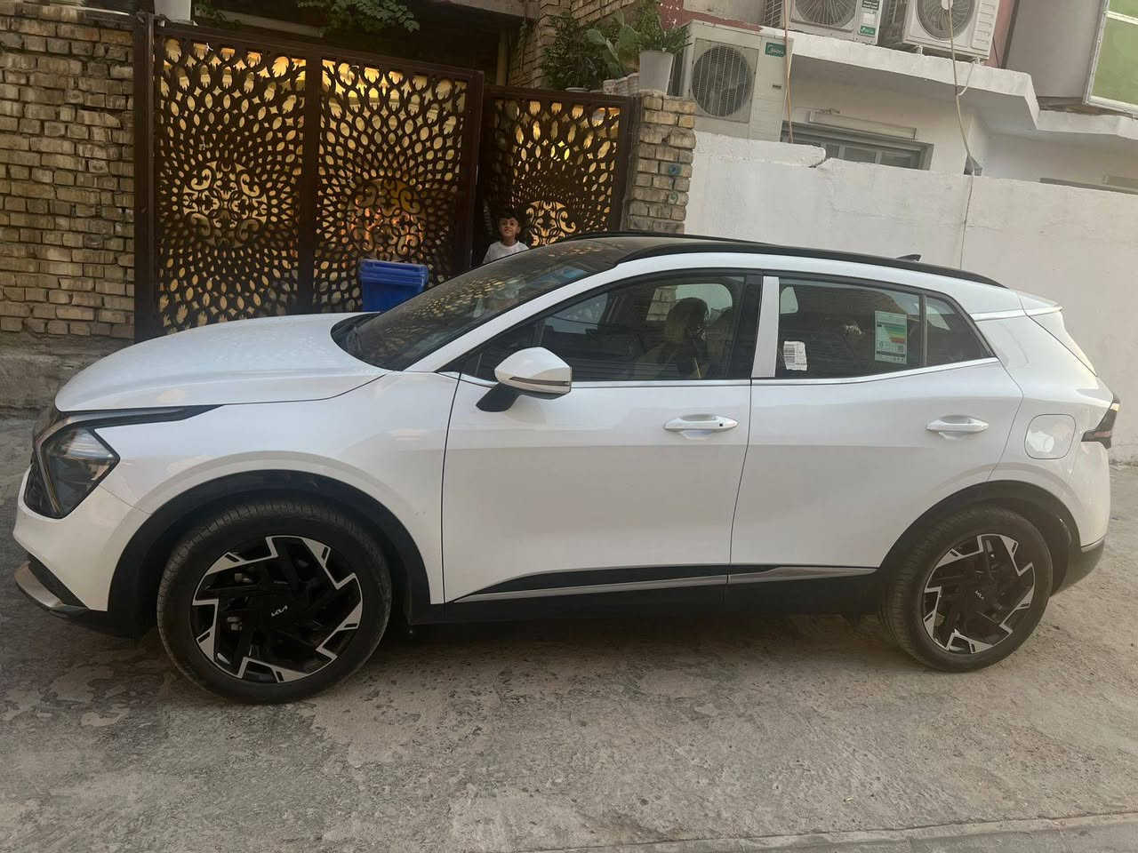 س
سبورتج 25 فول مواصفات للاخير 
السياره مكفوله من كلشي عدا رصعه صغيرونه ولا مبينه واضحه بصوره وشخط كلش ناعم اقل شبر مامبين ابد والسياره جديده كلش واخذتها زيرو وعلى ايدي ماشيه بل 20 وكلشي جديد كاعيات اصليه مشتريهن ودوشمه جديده ومواصفات الفول معروفه سعرها 240 ورقه وبيها مجال لشراي 
رقم ‏‪***********‬‏ وبي وتساب 
مكان بغداد الشعله
