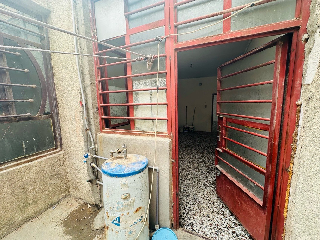 الدورة ابو دشير 
شقة للإيجار غرفة و استقبال و مطبخ على هول و صحيات 
يوجد فيها كهرباء و سحب مولد و ماء اسالة موجود و ماء تانكي موجود و سخان موجود الشقة جاهزة 