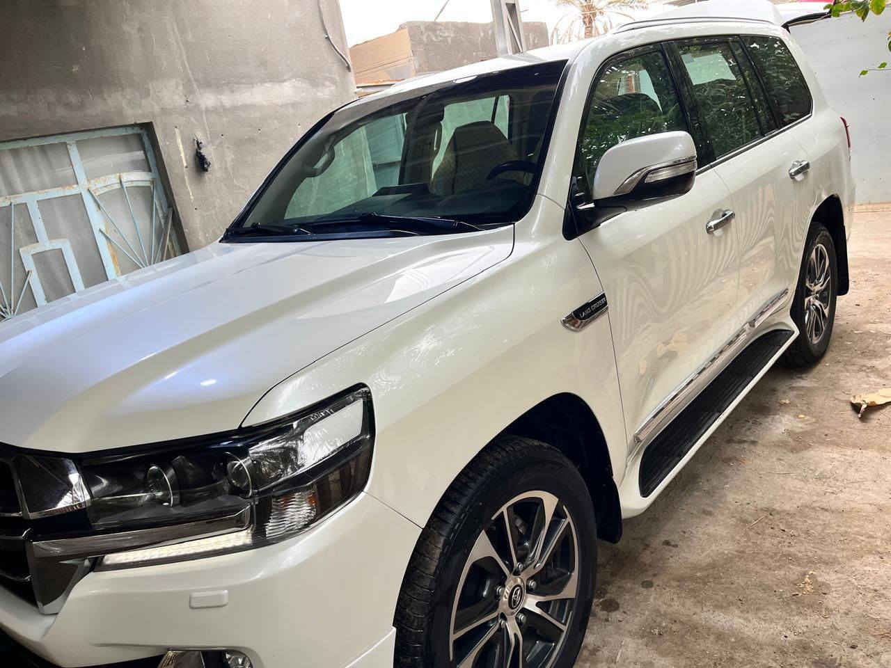 لاندكروز ابيض 2020 رقم بغداد انكليزي السيارة كفالة جديدة كلش ماشية 96 الف GXR  فول مواصفات 8 سلندر سعرها 575 وبيه مجال السيارة موجود بالبصرة
الاتصال على الرقم ***********
