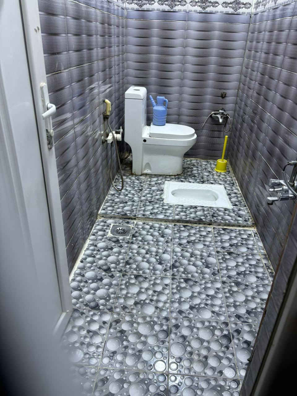 📢📢📢📢📢📢📢

#بيت للايجار نظيف كفاءات شارع الجدول 

  👇👇👇👇👇👇👇👇👇👇👇تفاصيل البيت 

طرمة صغيرة  وصالة وهول ومطبخ وصحيات وتروكة اثنين 

فوك غرفتين وصحيات 

طابق ثالث بيتونة كبيرة وسطحين 

***********للاستفستار
