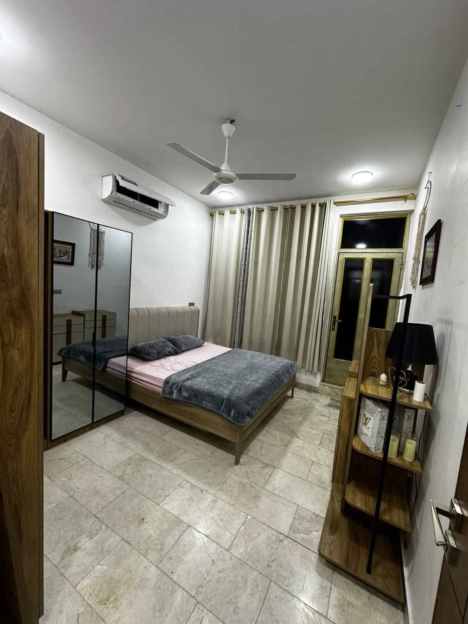 🏠 شقة مؤثثة للإيجار – المنصور الداودي
غرفتين نوم + صالة
طابق أرضي معزول عزل تام
مؤثثة بالكامل وجاهزة للسكن 
🔷 ملاحظة تحتوي ع كراج كامل لركن سياره السعر600 الف
***********
💬 واتساب متوفر
