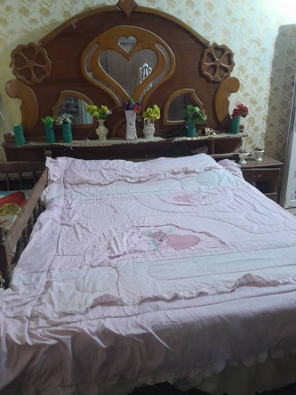 السلام عليكم 
غرفة اخشاب صاج للبيع 
السعر ٤٥٠ وبيه مجال ويرهم مراوس باخشاب جديد
المكان الزويه 
***********
***********
