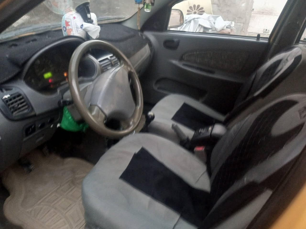 السلام عليكم للبيع طيبه 2016 سياره حلوه نظيفه مال بيت ما تشتغل بالشارع جير مكينه تخم تايرات جديد بيها  بيهة ضربه بلبكلايت الورة الخشم موضح بالصوره رقم بغداد انكليزي سنويه ل 26 باسمي مكان بغداد السعر 42 وبيهة مجال بسيط بيها كل شيء جديد ***********
