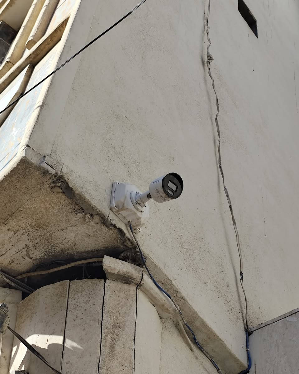 🦅 لأهلنا في كربلاء المقدسة.. إنجاز أمني جديد ومتقن من "عين الصقر - Hawk Eye"!
​بفضل الله وتوفيقه، وبأيدي هندسية متخصصة، أتممنا بنجاح تجهيز وتنصيب منظومة كاميرات مراقبة شبكية متطورة (Hikvision IP) لأحد المشاريع في حي المخازن.
​نحن في "عين الصقر" لا نكتفي بتركيب الكاميرات، بل نحرص على تقديم عمل هندسي متكامل يضمن لك الأمان المستدام والعمر الطويل للمنظومة، وكما هو موضح في تفاصيل العمل:
​دقة شبكية فائقة (IP): تضمن لك صورة بغاية الوضوح لمراقبة أدق التفاصيل في النهار والليل.
​تنصيب احترافي وآمن: اعتمدنا على صناديق الحماية (CamBox) ومسارات الكابلات (Trunking) لعزل الأسلاك وحمايتها من حرارة الشمس والعوامل الجوية، مع الحفاظ على جمالية وترتيب واجهة المبنى.
​تغطية شاملة: اختيار وتثبيت زوايا الكاميرات بعناية هندسية لضمان عدم وجود أي نقاط عمياء.
​لأن أمنكم وراحة بالكم هي مسؤوليتنا، نحن مستعدون لتلبية كافة احتياجاتكم من الأنظمة الأمنية والشبكات في جميع أحياء ومناطق كربلاء المقدسة.
[***********​📞] لحماية منزلك، محلك، أو مشروعك بأفضل التقنيات، تواصل معنا الآن عبر رسائل الصفحة لحجز معاينة أو للاستفسار.
​#كربلاء_المقدسة #حي_المخازن #عين_الصقر #Hawk_Eye_Technology #كاميرات_مراقبة #هيك_فيجن #Hikvision #أنظمة_أمنية #تكنولوجيا_ذكية #IP_Camera
