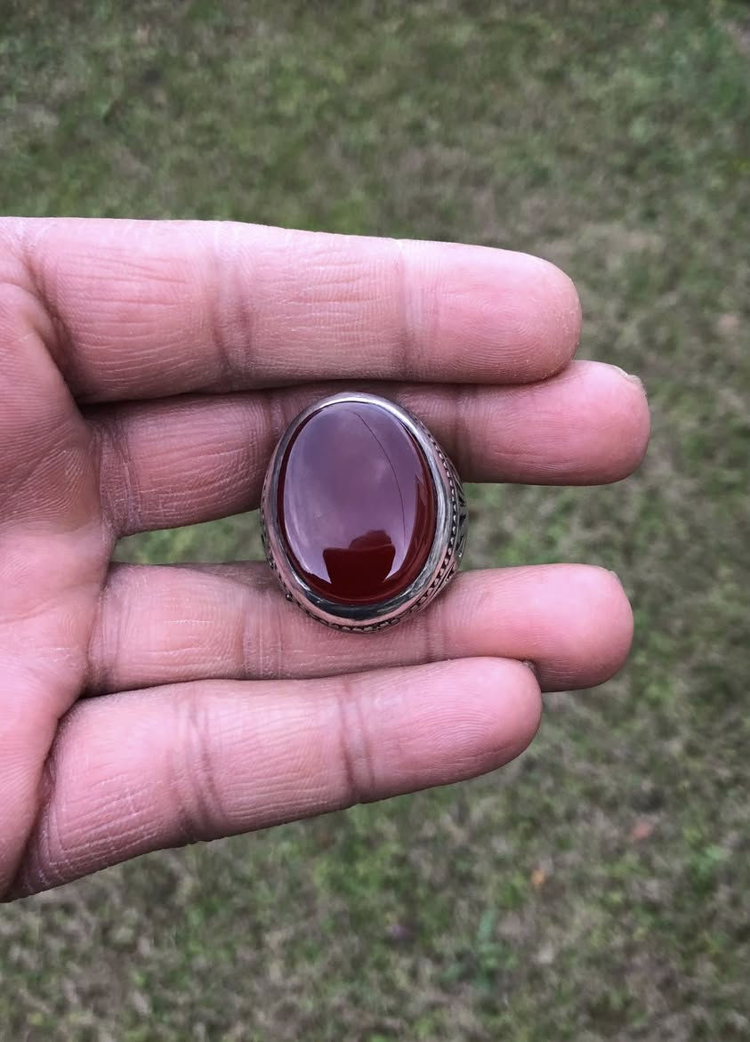 خاتم بحجر عقيق يماني ذمة لون احمر ياقوتي بصياغة يدوية ثكيلة جداً قياس 25 للبيع فقط يوجد توصيل


**إذا كنت صاحب هذا الإعلان وتريد حذفه لأي سبب، رجاءا أرسل رسالة إلى الدعم الفني**