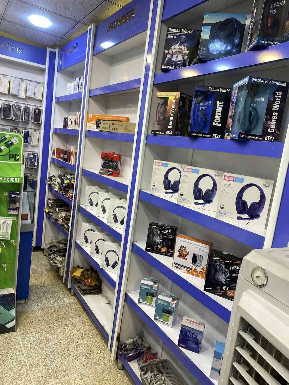 محل موبايلات للبيع كامل مع الاغراض والبضاعة 
بسعر مناسب جدا الموقع حي الوحدة قرب اسيا ماركت ***********
