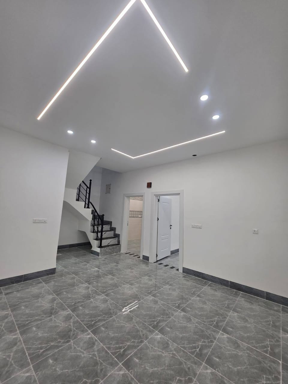 القادسية / حي الشهداء قرب المدرسة المستنصرية / شارع 20م  مساحة الدار الواحد : 126متر.     الواجهه 7م ونزال 18م 
4 غرف نوم الدار فول + سحب بورفايل + صالة وسطية 
سعر الدار الواحد: 135 مليون
للاستفسار:  *********** 
‏الاستفسار مراجعة مكتب الفردوس  شارع بلاج
