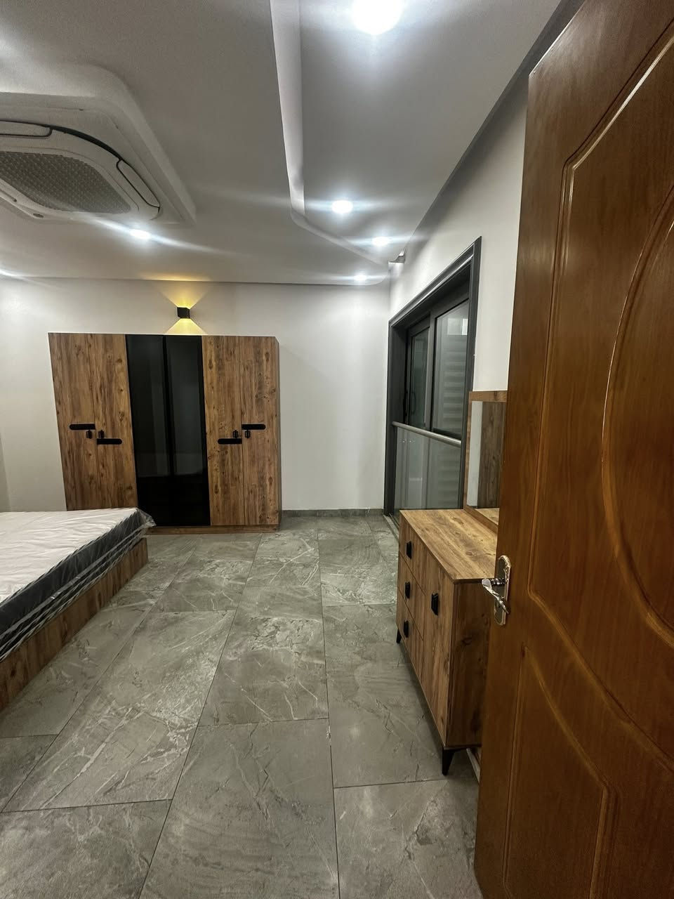 شقة جديدة مؤثثة في مجمع جوهرة المحيط، مساحة 200 متر، 3 غرف نوم، صالة و استقبال و 3 حمامات، ركنية مع 3 بالكونات مع أجمل اطلالة من جميع البالكونات

للتواصل 

***********
