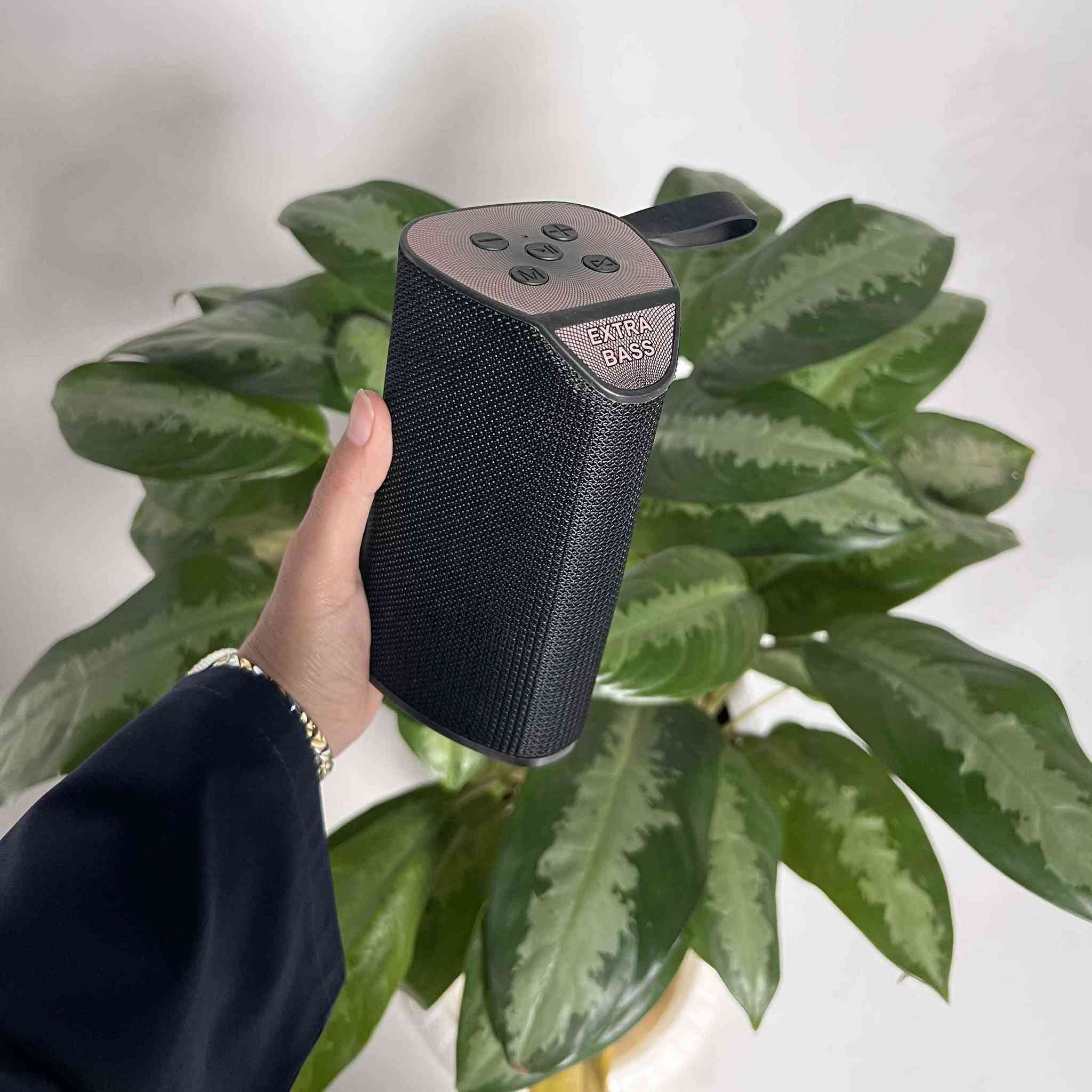 سبيكر بلوتوث محمول Extra Bass موديل Z-3282 (GT-111)

سبيكر بلوتوث محمول بتصميم عملي مع ميزة Extra Bass، مناسب للاستخدام اليومي والاستماع من عدة مصادر تشغيل.

• يدعم الاتصال عبر البلوتوث حتى مسافة 10 متر

• يعمل عبر USB / كرت TF / راديو FM / مدخل Line in

• إمكانية الرد على المكالمات والتحكم بالموسيقى مباشرة من الأزرار

• يدعم خاصية TWS للربط بين سماعتين

• بطارية بسعة 1200mA للاستخدام من 2 إلى 4 ساعات

• قدرة إخراج 4Ω 5W ×2

• الموديل: Z-3282
• رقم المنتج: GT-111
• نوع الاتصال: Wireless (بلوتوث)
• مسافة الإرسال: 10 متر
• قدرة الإخراج: 4Ω 5W ×2
• وقت التشغيل: 2–4 ساعات
• وقت الشحن: 2–4 ساعات
• نسبة الإشارة إلى الضوضاء: ≥85dB
• نسبة التشويه: ≤0.5%
• سعة البطارية: 1200mA
• يدعم: Bluetooth / USB / TF Card / FM Radio / Line in / TWS موصل, نينوى


**إذا كنت صاحب هذا الإعلان وتريد حذفه لأي سبب، رجاءا أرسل رسالة إلى الدعم الفني**