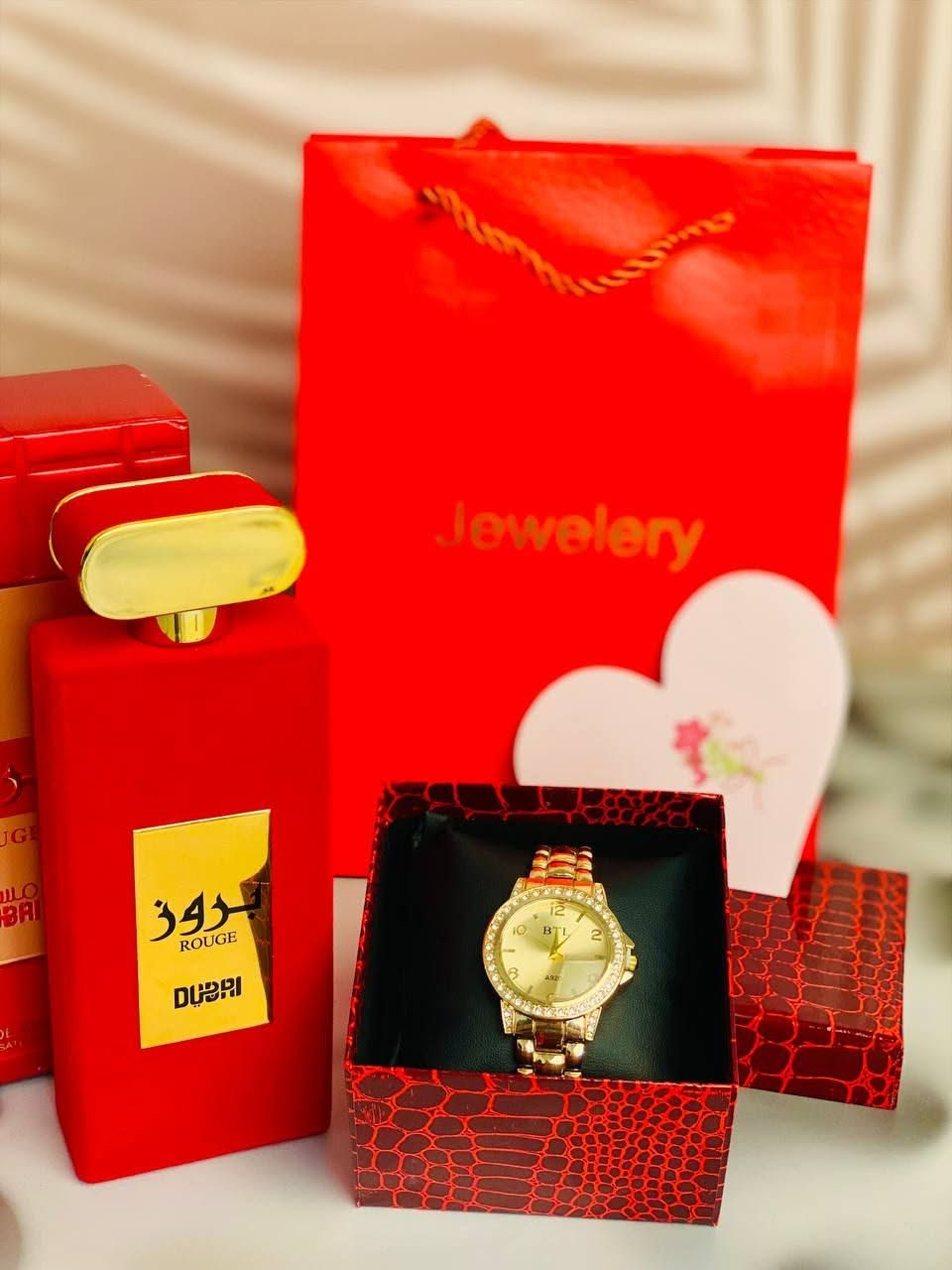 لأنها تستحق الدلال في يوم الحب.. ❤️✨

وقتك هو أثمن هداياي.. وحبك هو عطري المفضل. ❤️⌚️"
• "الأحمر يليق بك، والحب خُلق لأجلك. 🌹✨"
• "كل ثانية معك هي عيد حب جديد. ⏳❤️

أهديتك ساعة لتعلم أن كل ثانية أقضيها معك هي عمر كامل، وأهديتك عطراً ليبقى أثرك في المكان حتى في غيابك. أنت أجمل أقداري. ❤️⌚️✨

بتغليف راقي وبطاقة إهداء. 🎁❤️

السعر 30الف بس


**إذا كنت صاحب هذا الإعلان وتريد حذفه لأي سبب، رجاءا أرسل رسالة إلى الدعم الفني**