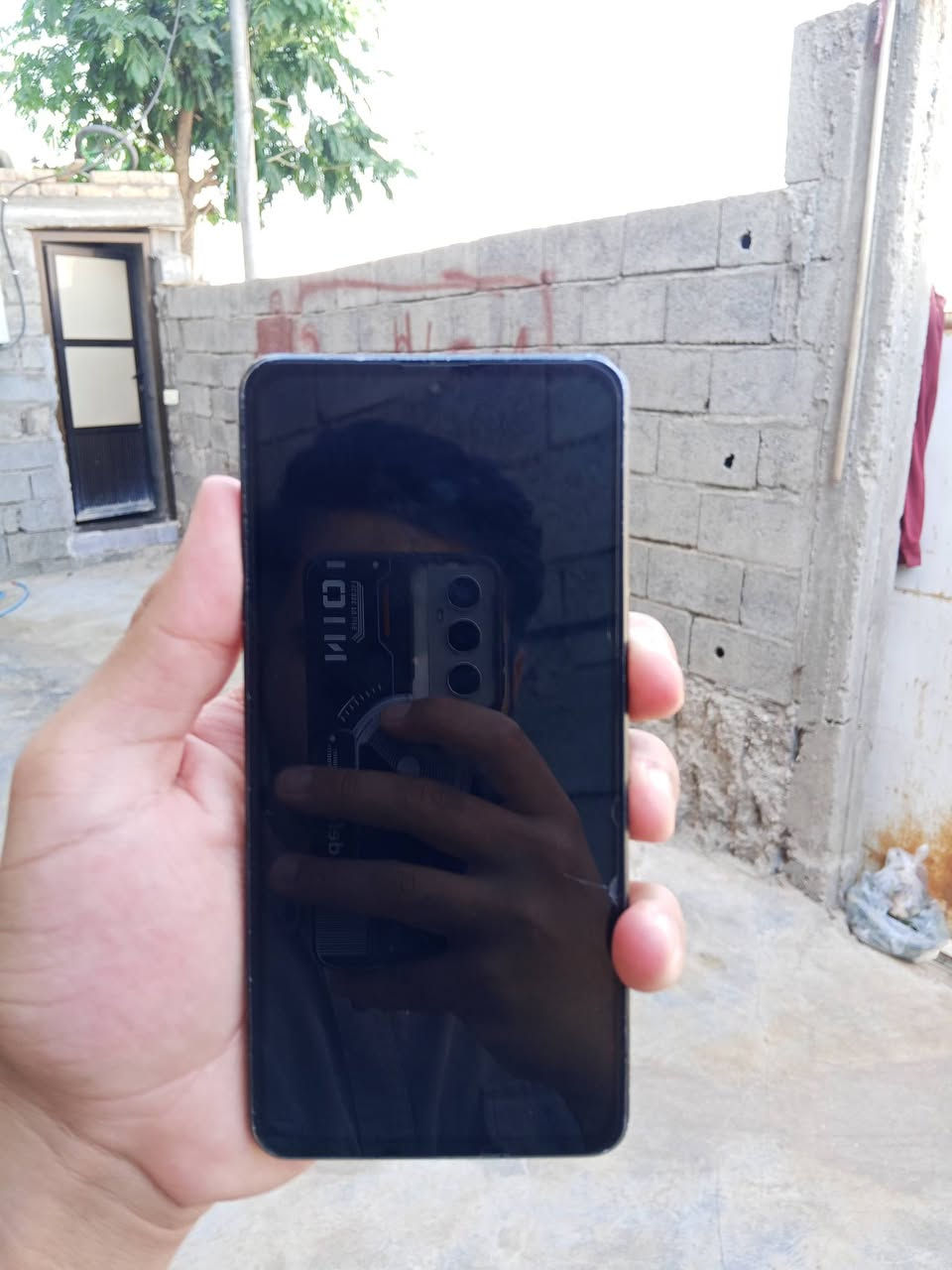 سلام عليكم جهاز وحساب ببجي للبيع او مراوس تفاصيل اكثر خاص 
إليك مواصفات هاتف AQUOS R7 من شركة Sharp:
الشاشة: 6.6 بوصة Pro IGZO OLED
الدقة: 2730 × 1260 (WUXGA+)
معدل تحديث متغير حتى 240Hz
سطوع يصل إلى 2000 شمعة
دعم Dolby Vision. �
Gizmochina +١
المعالج: Qualcomm Snapdragon 8 Gen 1
الذاكرة:
RAM: 12 جيجابايت
التخزين: 256 جيجابايت
يدعم بطاقة microSD. �
phonemore.com +١
الكاميرا الخلفية:
47.2 ميجابكسل بمستشعر كبير قياس 1 بوصة
عدسة مطورة بالتعاون مع Leica
تصوير فيديو حتى 8K. �
Gizmochina +١
الكاميرا الأمامية: 13 ميجابكسل. �
phonemore.com
البطارية: 5000 ملّي أمبير مع دعم الشحن السريع والشحن اللاسلكي. �
ソフトバンク +١
النظام عند الإطلاق: Android 12.
المزايا:
مقاومة الماء والغبار بمعيار IP68
بصمة مدمجة داخل الشاشة (فوق صوتية)
سماعات ستيريو
منفذ سماعة 3.5 مم
دعم شبكات 5G وWi-Fi 6 وBluetooth 5.2 وNFC. �
phonemore.com +١


**إذا كنت صاحب هذا الإعلان وتريد حذفه لأي سبب، رجاءا أرسل رسالة إلى الدعم الفني**