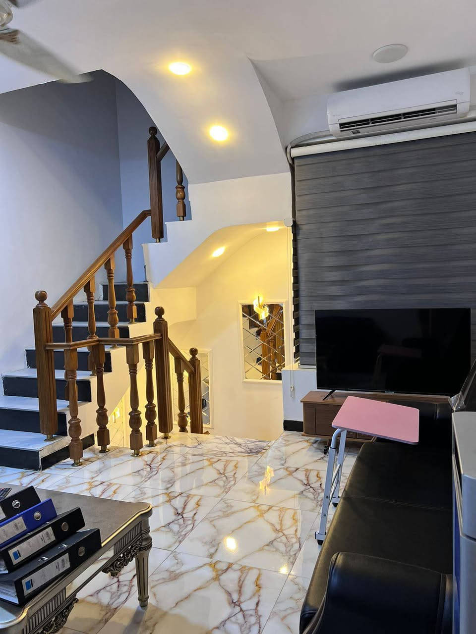 السلام عليكم  ... للبيع...للبيع
الدار للبيع بغداد/الدورة/حي دجلة زراعي سند 25 تم إجراء كشف من قبل دائرة البلدية لتحويل جنس العقار من زراعي إلى طابو ....
مساحة 100 متر الواجهه 6 وربع نزال 16 ركن على شارعين شارع 15 متر وشارع 10 متر طابقين بناء درجة اولى أرضية مرمر للاستفسار الاتصال على رقم الهاتف (***********)
