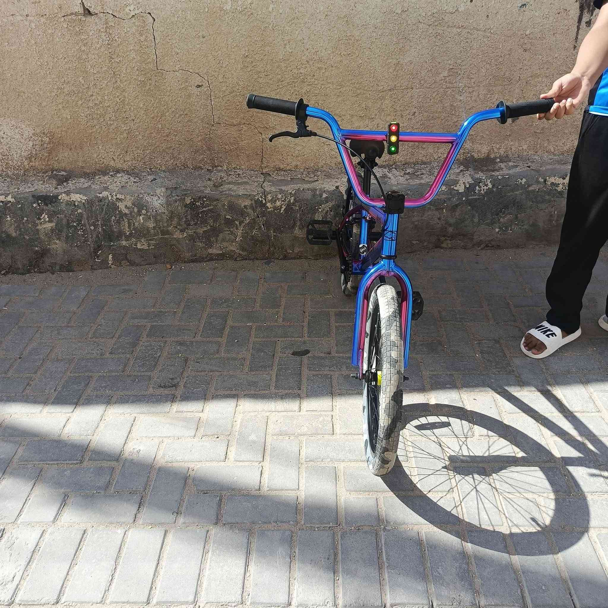 السلام عليكم بايسكل BMX ابو الحركات الاصلي صارله اسبوع من نازل من الحاويه  اشتريناه300الف ونريد انبيعه سعره
200🔒 الموقع بصره الاسمعي الجديد التواصل و الاستفسار على الخاص


**إذا كنت صاحب هذا الإعلان وتريد حذفه لأي سبب، رجاءا أرسل رسالة إلى الدعم الفني**