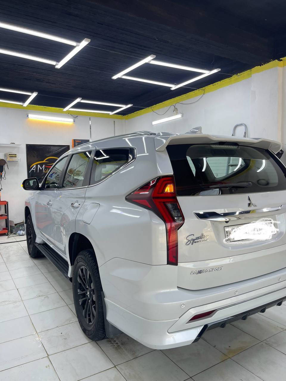 باجيرو سبورت 2020 للبيع اعلى فئة في الباجيرو سبورت عداد الكتروني لايت زنون تبريد فول على طول السياره 7راكب الداخل احمر كشنات جلد فتحه بالقمارة تحكم ستيرن جهتين وضعيات قياده متعدده
 4H -2H -4HLC-4LLC  السياره فور ويل 
 6 سلندر 3cc  حمالات فوق القماره  وبعد مواصفات الفول  كلها بيها السياره 
ماشية 32 ألف  وقابلة للزيادة وقابل  للزياده السياره مكفوله بس بيها رصعات بسيطه فوق القماره والبنيد ما مبينات إلا تركز بيهن 
وهذا رقمي للشراي الي  يحب يتصل ***********
