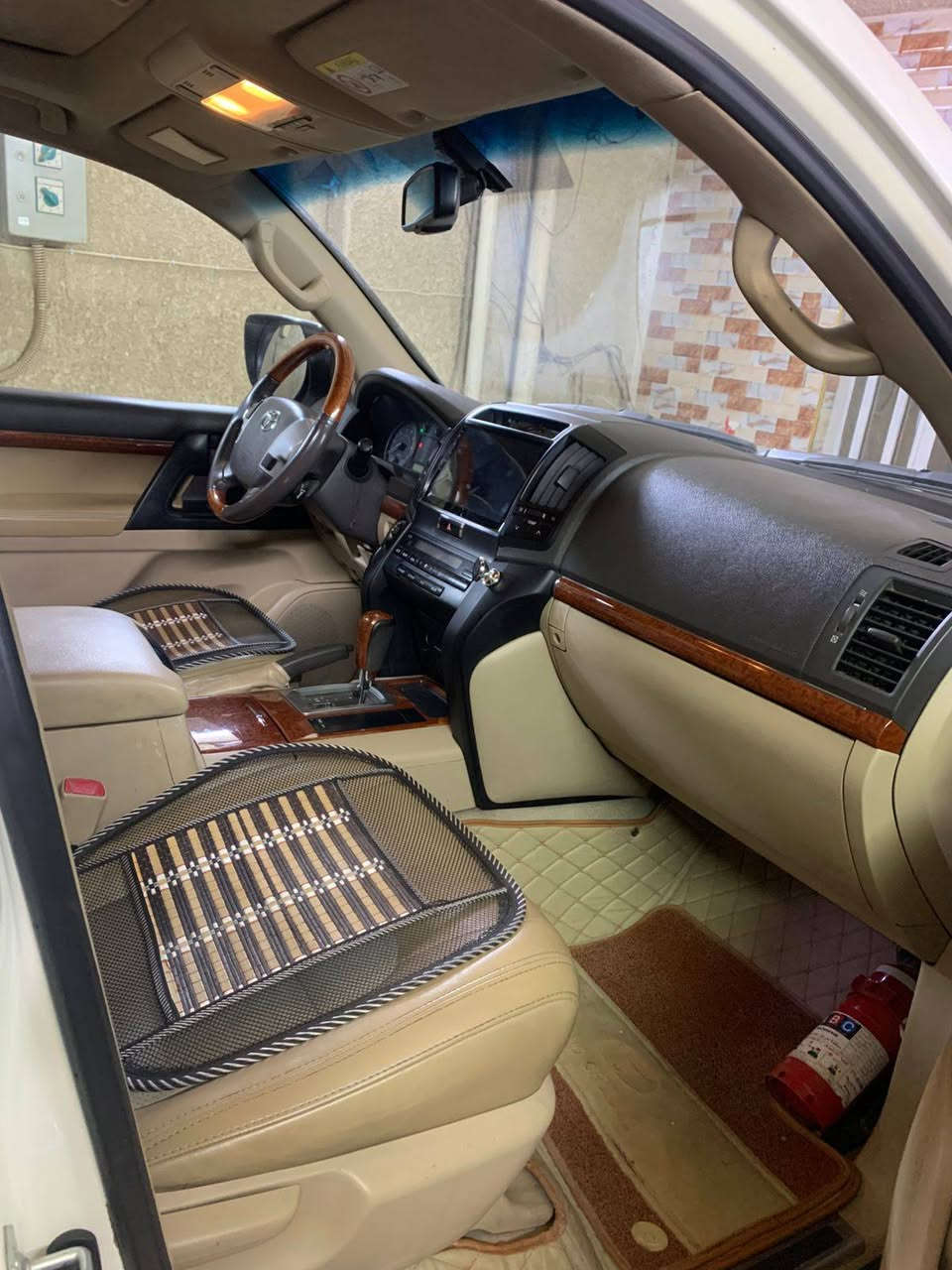 السلام عليكم...
لاندكروز فطيم موديل 2015 رقم بغداد بأسمي ماشية ٢٠٠ الف حقيقي السيارة جديدة جدا بيها صبغ اثر شخط اسفل الجاملغ الخلفي ربعة ومكانين بارد بسيط مقدار شبر 
مكانها بغداد
السعر /365 $
الاتصال/ ***********
