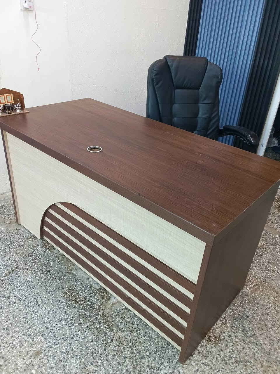 سلام عليكم ميز للبيع مع كرسي مكتبي قابل لل أمتداد السعر 250الف المكان بغداد الغزاليه للتواصل ***********
