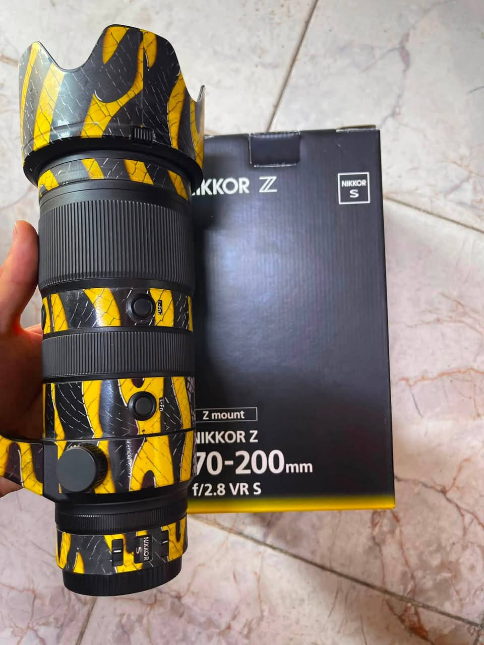 للبيع فقط 

غنيه عن تعريف 
70-200 نيكون 
فتحه 2.8 
توشيم لجماليه 
نضافه 100‎%‎ 

مكاني بغداد لايوجد توصيل 
***********
