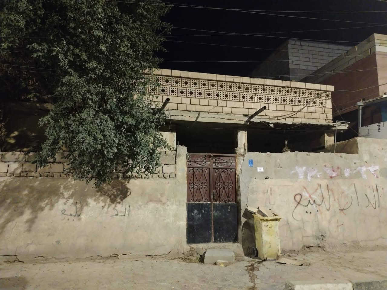 بيت للبيع في منطقة الكزيزه طابو صرف يباع كقطعة ارض ولي يريد يرممه عادي مساحته ١٥٠ متر للاستفسار الاتصال او مراسلتنه على الواتساب 
***********
