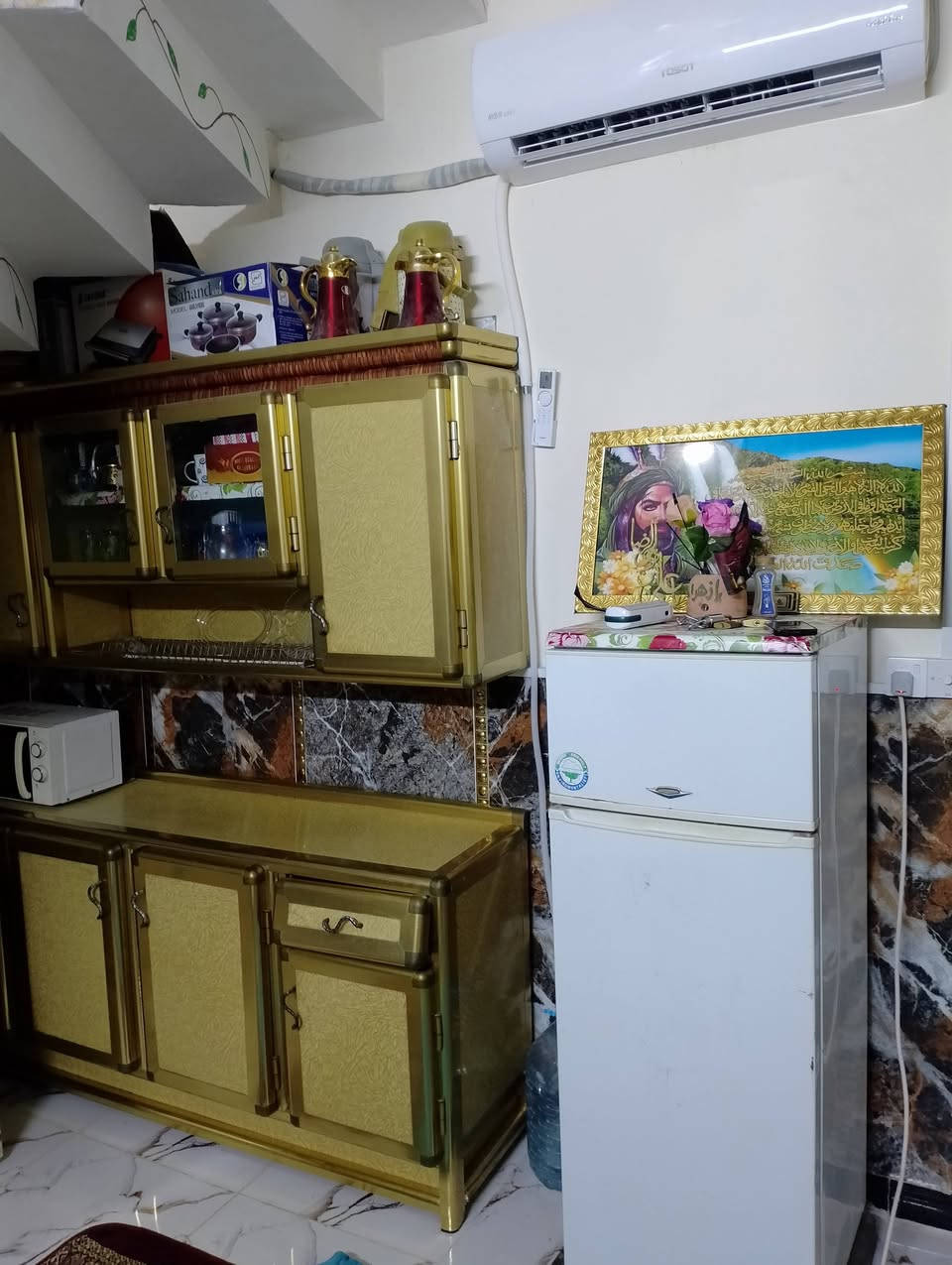 يوجد بيت زراعي مساحة 100 متر يشتمل على غرفة واحدة وديوانية وهول وحمام خارجي وداخلي طابق واحد فقط هاتف ***********
